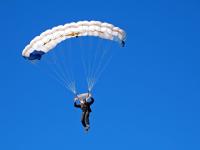 FB体育-赛道上的红色风暴，勒克莱尔高光表现引领法拉利横扫哈斯车队