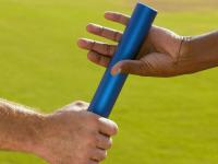 FB体育下载-塞恩斯状态火热导演绝杀好戏，红牛二队以下克上撼动F1格局