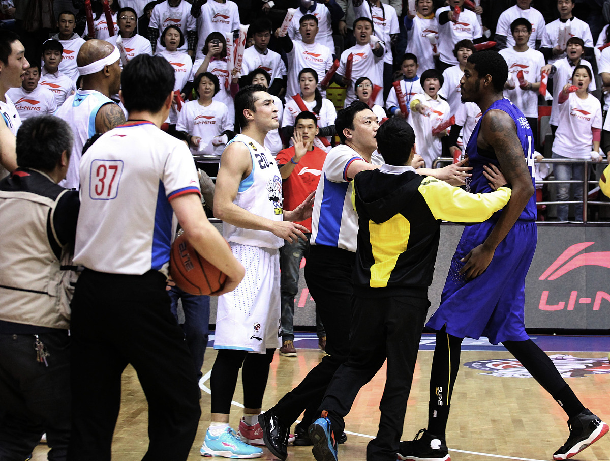 篮球赛事中一场激烈的对抗引发争议