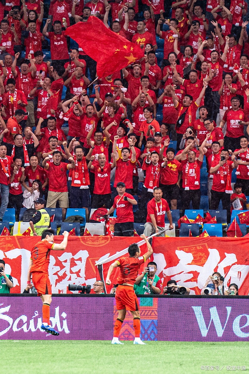 热血激情的足球赛，让现场观众如潮的简单介绍