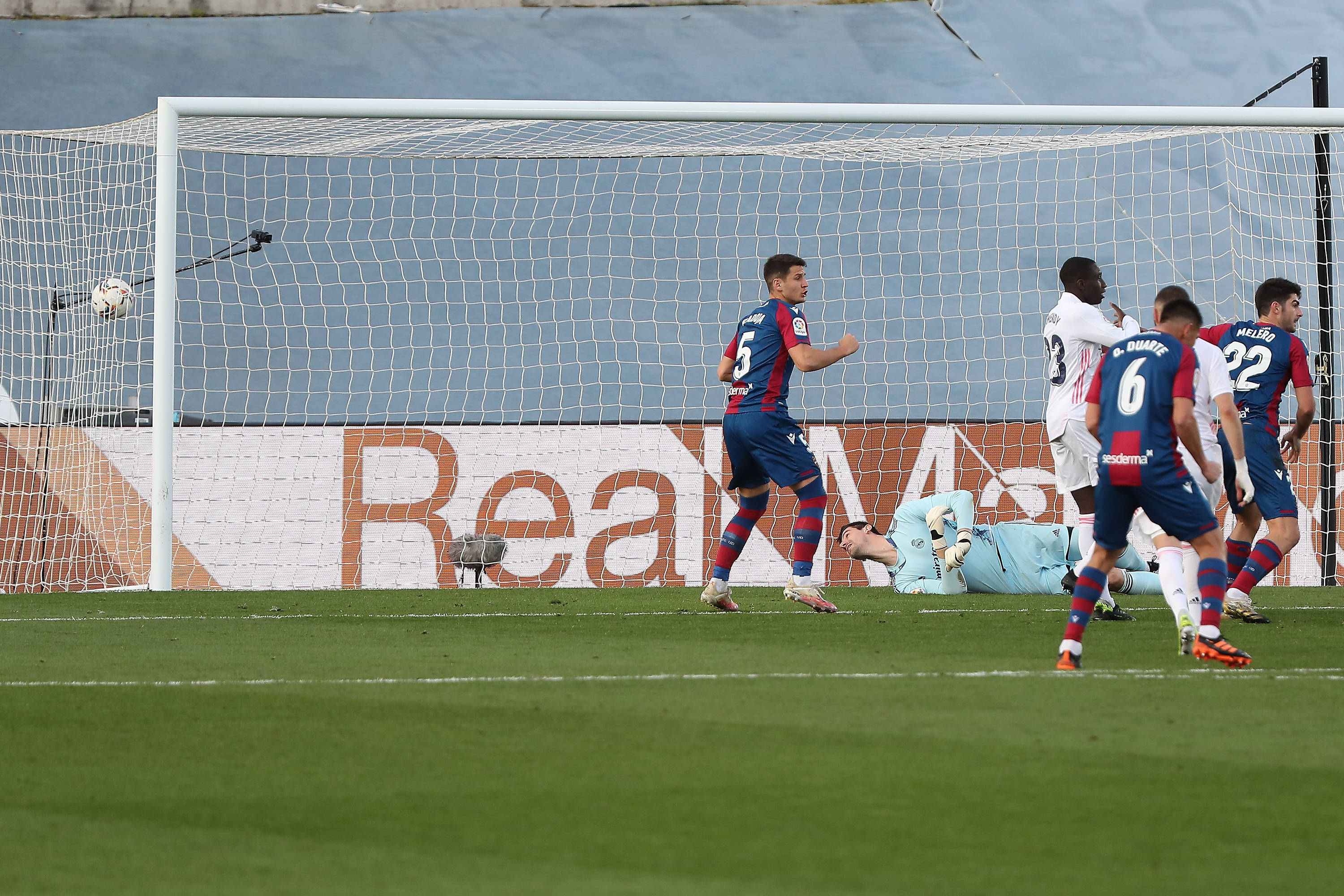 关于巴伦西亚客场大胜奥萨苏纳，稳固领先位置的信息